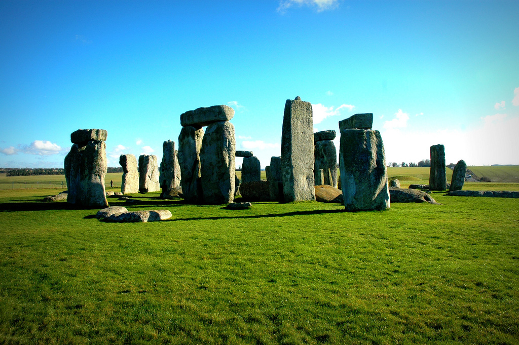 広大な芝にそびえ立つ神秘的な巨石群「ストーンヘンジ」