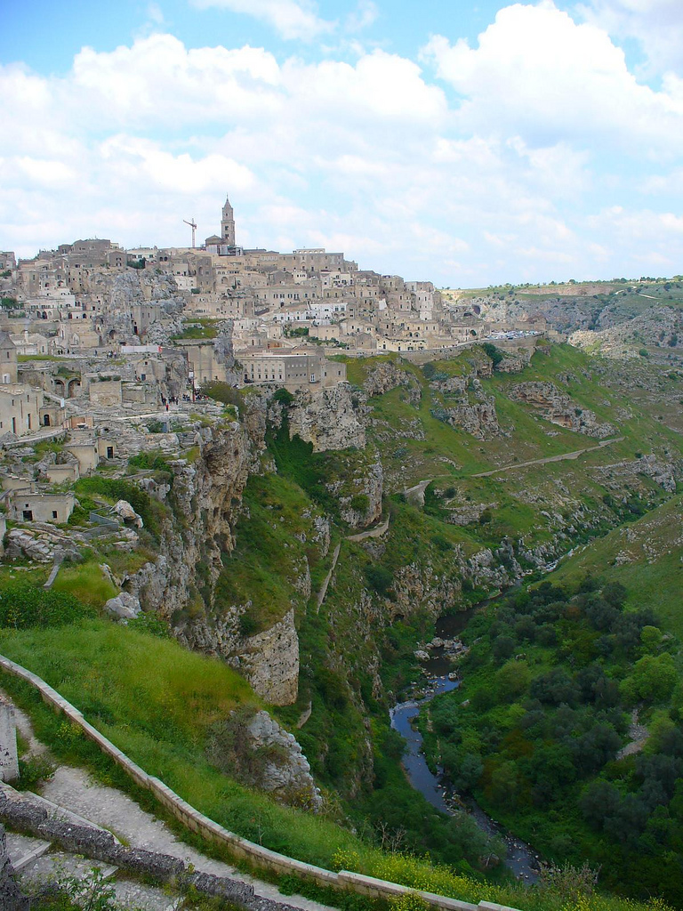 物寂しくも魅了される洞窟住居「サッシ」