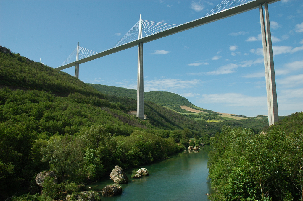 雲海の上に浮かぶ、世界一高い橋「ミヨー橋」