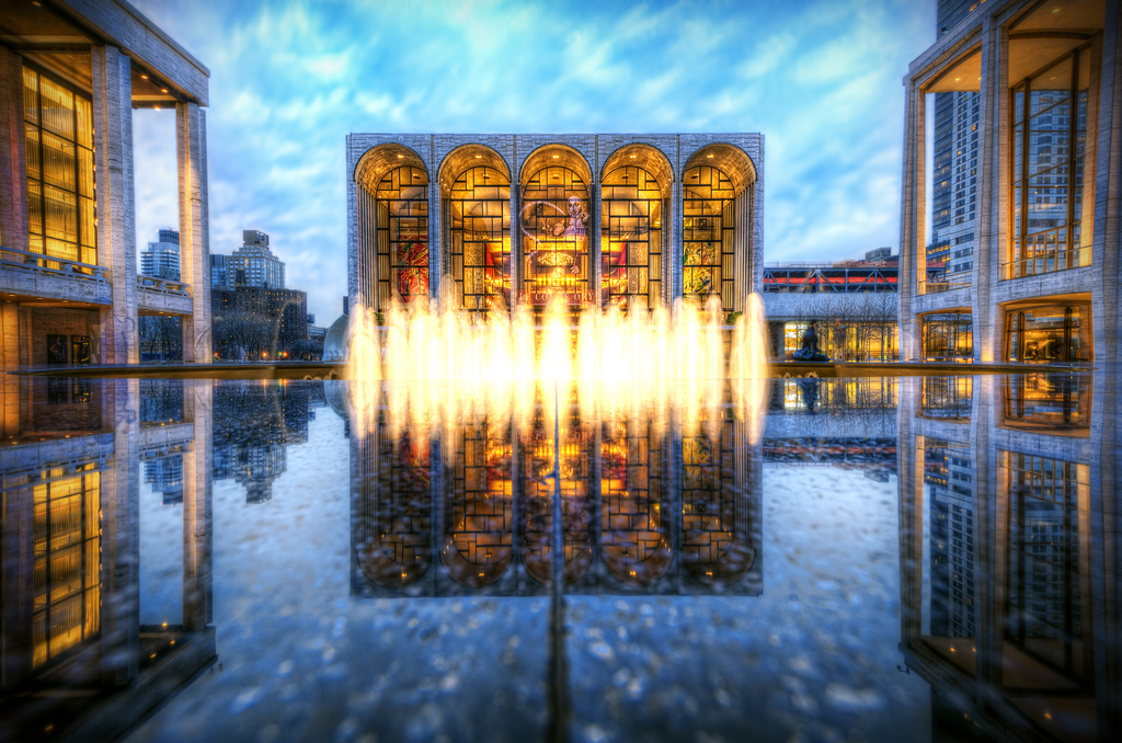 キャストや装置の豪華さで名高い、世界最大級のオペラハウス「メトロポリタン歌劇場」