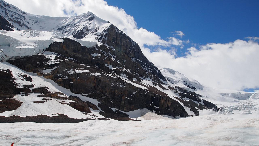 巨大なタイヤの雪上車で氷河散策「コロンビア大氷原」