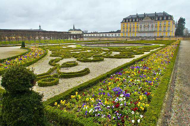 ブリュールのアウグストゥスブルク城と別邸ファルケンルスト