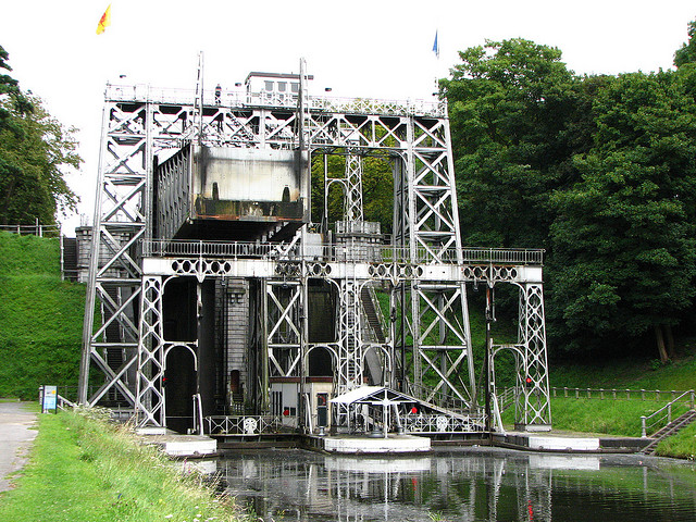 中央運河にかかる４機の水力式リフトとその周辺のラ・ルヴィエール及びル・ルー（エノー）