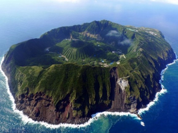 伊豆諸島の火山の島　青ヶ島